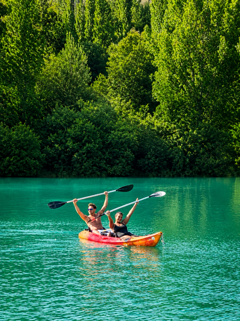 Amigo haciendo kayak en el embalse de Riaño